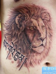 腹部霸气超酷的狮子头纹身图片