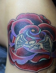 手臂上一朵绚丽的玫瑰花