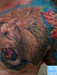 男生胸部霸气时尚的狮头纹身图片