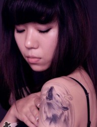 狼纹身作品：美女手臂狼头纹身图案