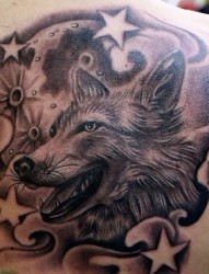 狼纹身作品：肩部狼五角星纹身图案