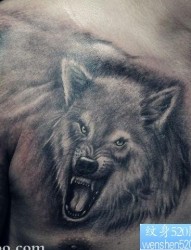 胸部一幅霸气的狼头纹身作品