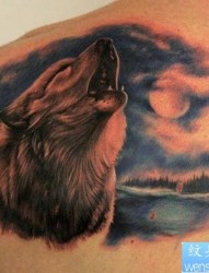 肩背一幅好看经典的狼头纹身作品