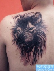 一幅霸气凶悍的滴血狼头纹身作品