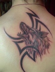 狼纹身作品：背部狼头狼纹身图案