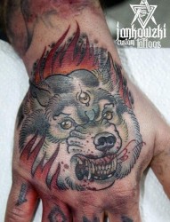 手背很酷经典的狼头纹身作品