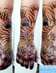 手臂到手背潮流很酷的老虎纹身图片