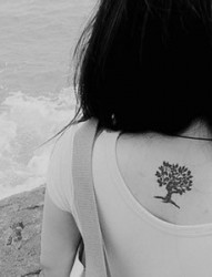 女性背部小树刺青