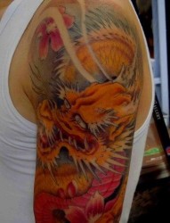 男人手臂漂亮的彩色龙纹身图片