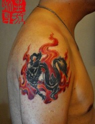 男人手臂帅气好看的图腾龙鱼火焰纹身图片
