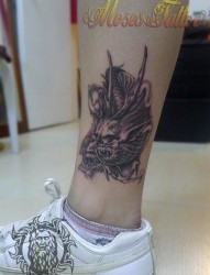 女人腿部好看的黑灰龙纹身图片