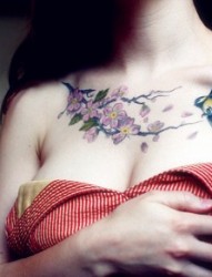 女性胸部花鸟刺青