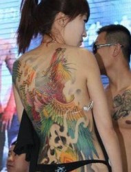 一幅美女满背凤凰纹身图片