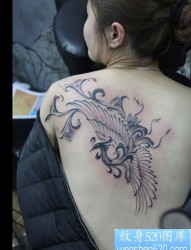 女人背部一幅图腾凤凰纹身图片