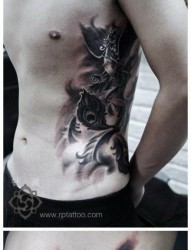 男人腰部时尚潮流的黑白凤凰纹身图片