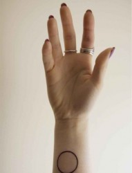 女性手臂圈圈图形刺青