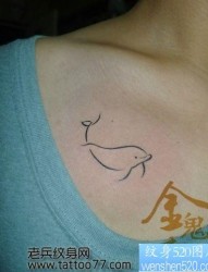 美女胸前图腾海豚纹身图片