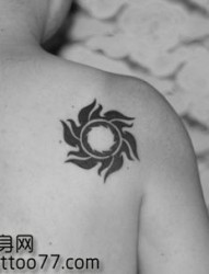 背部经典潮流的图腾太阳纹身图片