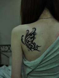 美女肩部精美好看的图腾蝴蝶纹身图片