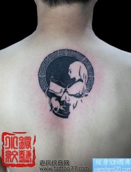 背部一幅另类的图腾骷髅美女纹身图片