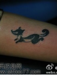 一幅可爱的图腾狐狸纹身图片