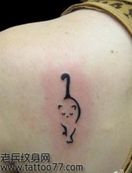 背部超可爱的图腾猫咪纹身图片
