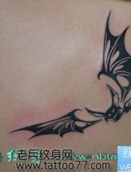 经典帅气的背部图腾蝙蝠纹身图片