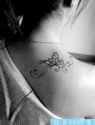美女肩部好看的图腾蝴蝶纹身图片
