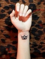 女人喜欢的手腕图腾皇冠纹身图片