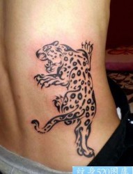 腰部霸气的图腾豹子纹身图片