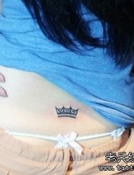 女孩子腰部一幅图腾皇冠纹身图片
