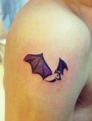 手臂小巧的图腾蝙蝠纹身图片