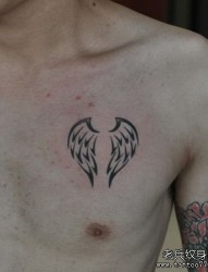 一幅胸部另类的图腾翅膀爱心纹身图片