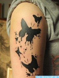 手臂唯美潮流的图腾蝴蝶纹身图片