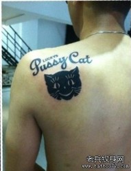 男人肩背可爱的图腾猫咪与字母纹身图片