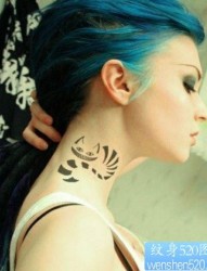 女孩子脖子处邪恶的图腾猫咪纹身图片