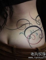 美女腰部精美好看的图腾藤蔓纹身图片