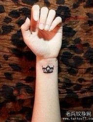 女孩子手臂潮流流行的图腾皇冠纹身图片