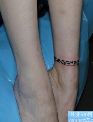女人腿部精美潮流的图腾脚环纹身图片