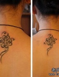 女孩子背部一幅好看的图腾四叶草纹身图片