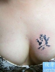 女人胸部一幅可爱的图腾青蛙纹身图片