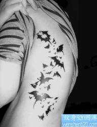 女人腰部帅气的图腾蝙蝠纹身图片