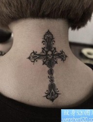 女孩子颈部图腾十字架纹身图片