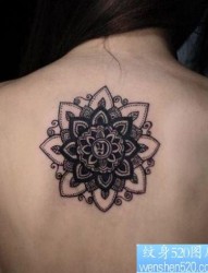 女人背部精美的花卉图腾纹身图片