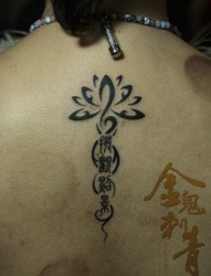 背部精美的图腾莲花与汉字纹身图片