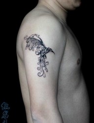 男生手臂好看的图腾蜂鸟纹身图片