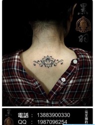 女人颈部时尚潮流的图腾莲花纹身图片