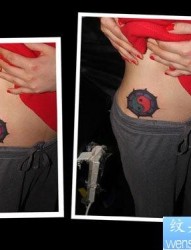 女人腹部经典的图腾八卦纹身图片