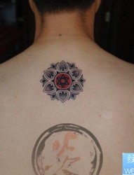 男人后背小巧经典的图腾六芒星与莲花纹身图片