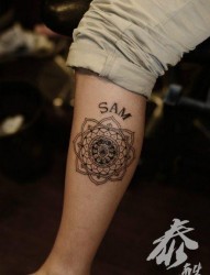 腿部唯美时尚的花卉图腾纹身图片